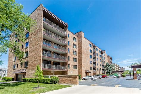 Condos for Sale in Des Plaines, IL